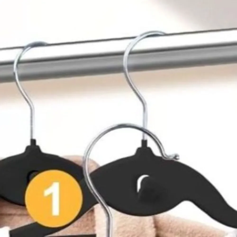 30 Premium Velvet Hangers 30 Pack Black Non Slip - Heavy duty Hook Swivel